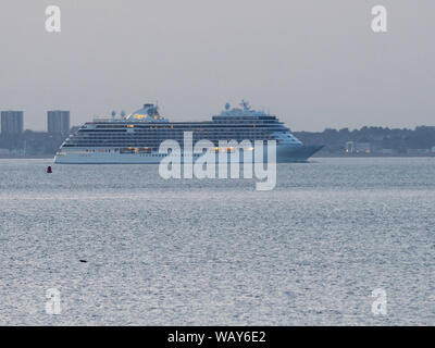 Sheerness, Kent, Regno Unito. Il 22 agosto, 2019. Nave da crociera Seven Seas Explorer (224m) costruito nel 2016 passando Sheerness, Kent questa sera subito dopo il tramonto. Credito: James Bell/Alamy Live News Foto Stock