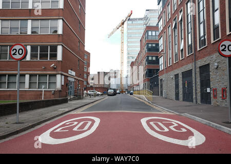 Agosto 2019 - 20 mph dipinta road,segno marcature su un street Cardiff Foto Stock