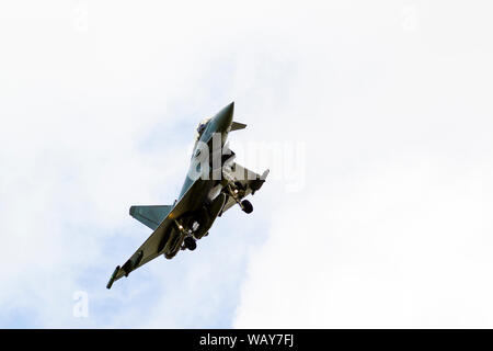 RAF Eurofighter Typhoon in arrivo a terra a Biggin Hill, Kent, Regno Unito Foto Stock