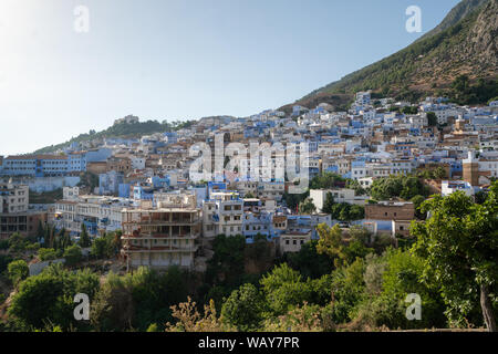 Vista di Chefchaouen in una giornata di sole Foto Stock