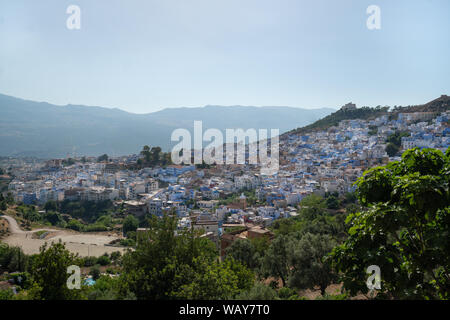 Vista di Chefchaouen in una giornata di sole Foto Stock