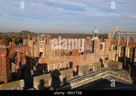 Palazzo Tudor tetti, Tour panoramico, Hampton Court Palace, East Molesey Surrey, Inghilterra, Gran Bretagna, Regno Unito, Gran Bretagna, Europa Foto Stock