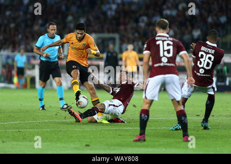 Torino, Italia. Il 22 agosto, 2019. Raul Jimenez di Wolverhampton Wanderers Fc in azione durante la UEFA Europa League playoff prima gamba partita di calcio tra Torino Fc e Wolverhampton Wanderers Fc. Credito: Marco Canoniero/Alamy Live News Foto Stock