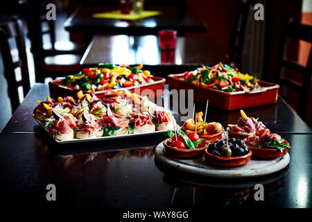 Varie Tapas-Cups, insalate e pane morsi su un tavoli presso un Tapas Bar Foto Stock