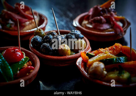 Varie tapas tazze, sul tavolino di un Bar di tapas Foto Stock