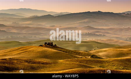 Alba sulle aziende agricole in campagna collinare della Toscana, Italia Foto Stock