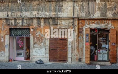 Roma, Lazio, Italia - 1 Settembre 2017: vecchia facciata su una solitaria strada di Roma Foto Stock