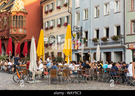 Freiburg im Breisgau, città vecchia, gastronomia a Platz am Freiburger Münster, Foto Stock