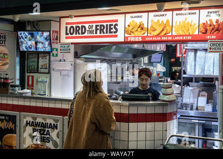 Il fast food fries Australia Flinders Street Station Melbourne Foto Stock