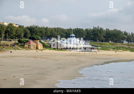 Una delle spiagge con ristorante Jackal, Santos Pavilion vicino al porto di Mossel Bay, una città portuale e una spiaggia di destinazione di vacanza in Sud Africa Foto Stock