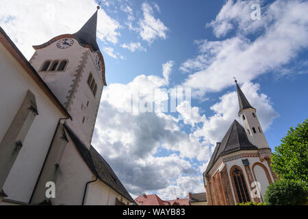 Oberwölz: chiesa Spitalskirche (Filialkirche hl. Sigismondo beim Spital) (destra), la chiesa di San Martino (sinistra) in Murau-Murtal, Steiermark, Stiria, Austria Foto Stock