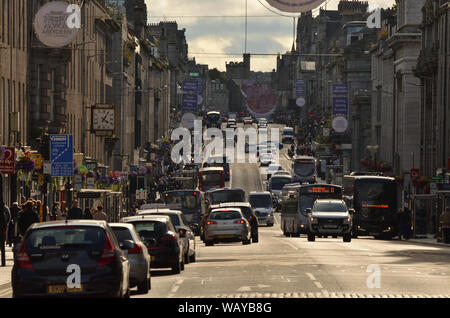 Un tipico occupato British 'high street' scena nel 2019 con acquirenti e il traffico su Union Street in Aberdeen City Centre, Scozia. Foto Stock
