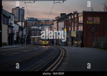 Manchester Metrolink tram 3032 climbing Drake street, Rochdale al tramonto con un servizio voce a Manchester Foto Stock