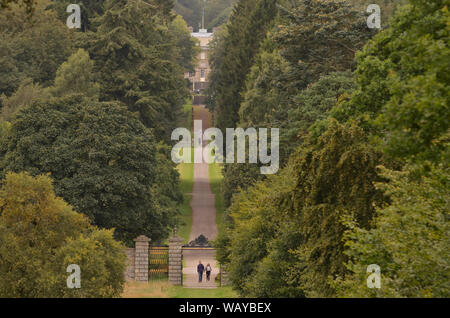 Una delle unità principale attraverso il parco sul Haddo station wagon, Aberdeenshire, Scozia Foto Stock