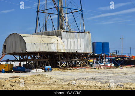 Caspian spiaggia / Azerbaigian - 13 LUG 2013: oil rig in Azerbaigian, Mar Caspio Foto Stock