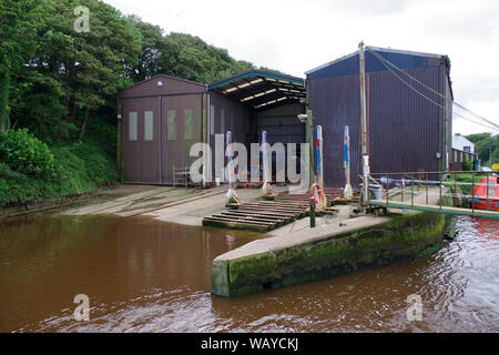 Cantiere di riparazione navale a Eyemouth Harbour, una piccola città e parrocchia civile in Berwickshire, in Scottish Borders area della Scozia. Foto Stock