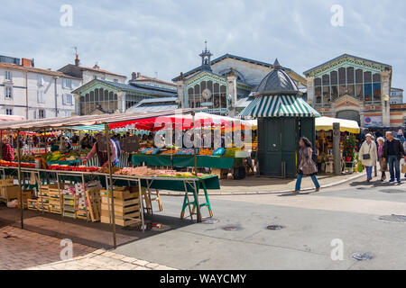 La Rochelle, Francia - 08 Maggio, 2019: Piazza del Mercato con bancarelle, shopping arcade, venditori e acquirenti in La Rochelle, Francia Foto Stock