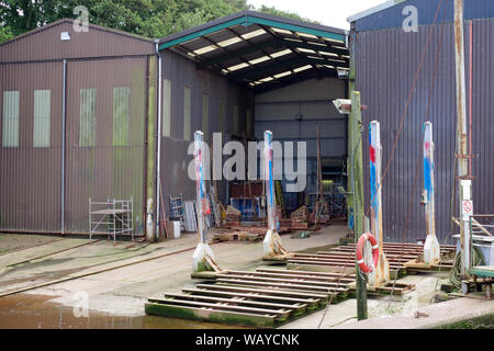 Cantiere di riparazione navale a Eyemouth Harbour, una piccola città e parrocchia civile in Berwickshire, in Scottish Borders area della Scozia. Foto Stock