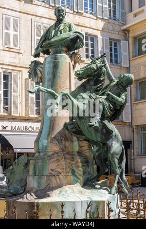 La Rochelle, Francia - 8 Maggio 2019: il busto in bronzo del Pittore orientalista e scrittore Eugène Fromentin e la statua equestre di un Arabian fantasia Foto Stock