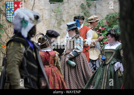 Costume playtrons godendo i loro caratteri al Bristol Renaissance Faire, feire, feyre, faire e fayre, Mittelaltermarkt, Mercats Medievals. Foto Stock