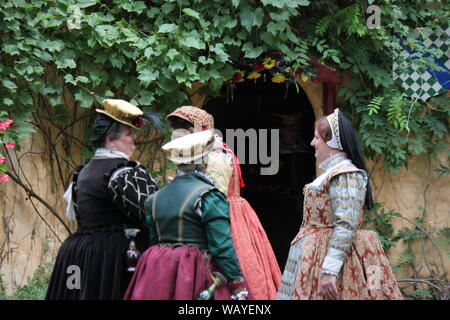 Costume playtrons godendo i loro caratteri al Bristol Renaissance Faire, feire, feyre, faire e fayre, Mittelaltermarkt, Mercats Medievals. Foto Stock