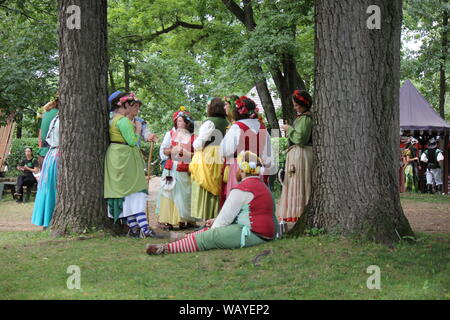 Costume playtrons godendo i loro caratteri al Bristol Renaissance Faire, feire, feyre, faire e fayre, Mittelaltermarkt, Mercats Medievals. Foto Stock