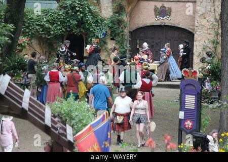 Costume playtrons godendo i loro caratteri al Bristol Renaissance Faire, feire, feyre, faire e fayre, Mittelaltermarkt, Mercats Medievals. Foto Stock