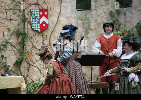 Costume playtrons godendo i loro caratteri al Bristol Renaissance Faire, feire, feyre, faire e fayre, Mittelaltermarkt, Mercats Medievals. Foto Stock