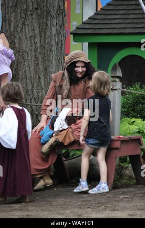 Costume playtrons godendo i loro caratteri al Bristol Renaissance Faire, feire, feyre, faire e fayre, Mittelaltermarkt, Mercats Medievals. Foto Stock