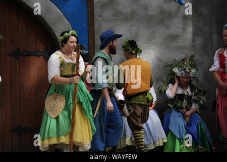 Costume playtrons godendo i loro caratteri al Bristol Renaissance Faire, feire, feyre, faire e fayre, Mittelaltermarkt, Mercats Medievals. Foto Stock