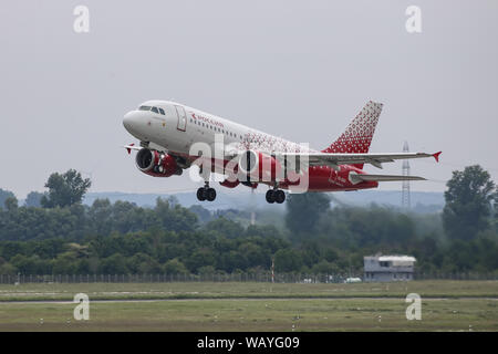 DUSSELDORF, Germania - 26 Maggio 2019: Rossiya Airlines Airbus A319-111 (NC 1743) decolla dall'aeroporto di Dusseldorf. Foto Stock