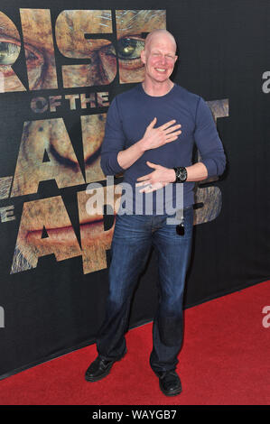 LOS ANGELES, CA. Luglio 28, 2011: Derek Mears presso il Los Angeles premiere di " luogo di il pianeta delle scimmie" a Grauman's Chinese Theater di Hollywood. © 2011 Paul Smith / Featureflash Foto Stock