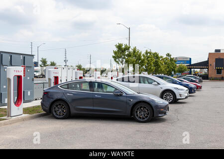 Quattro i veicoli Tesla (3, X, S) carica di Tesla sovralimentatore. Foto Stock