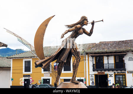 TURMEQUE, COLOMBIA agosto, 2019: monumento in onore degli indigeni Muisca presso la piazza centrale della città Turmeque in Colombia Foto Stock