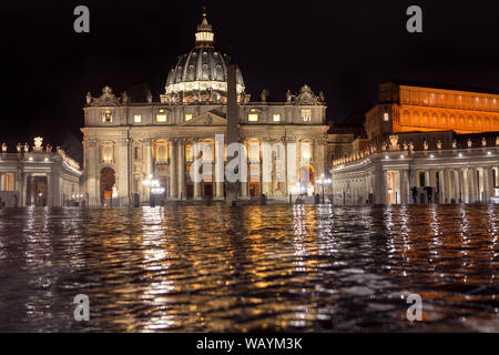 Piazza San Pietro in Vaticano nella notte piovosa Foto Stock