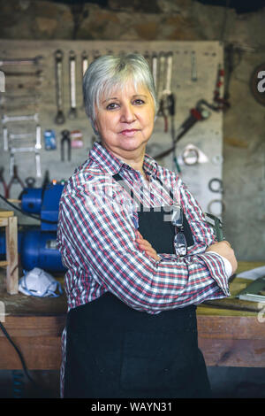 Falegname femmina nel suo laboratorio Foto Stock