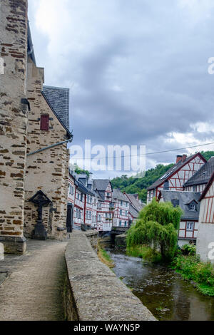 Il bello e pittoresco villaggio di Monreal nella regione Eifel, Germania Foto Stock