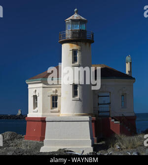 Faro di Bandon, alla foce del fiume Coquille in Bandon, Oregon, lungo custodito Porto Bandon Foto Stock