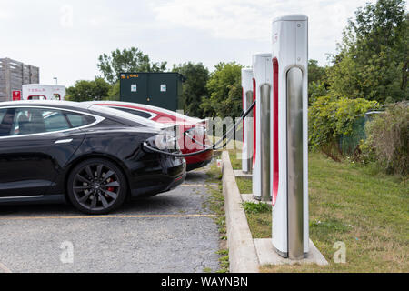 Due Tesla Model S è parcheggiata e la carica a Tesla Supercharger stazione. Foto Stock