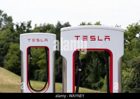 Due Tesla Supercharger si spegne Foto Stock