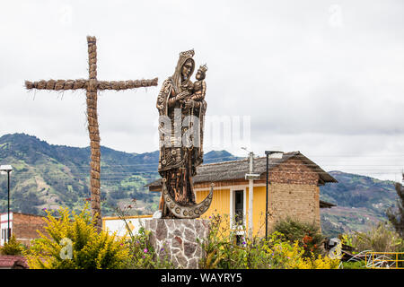 TURMEQUE, COLOMBIA - agosto, 2019: la statua della Vergine Maria e Gesù di fronte alla cappella di Nostra Signora del Rosario di un antica chiesa di Turmeque cit Foto Stock