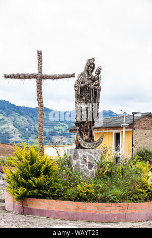 TURMEQUE, COLOMBIA - agosto, 2019: la statua della Vergine Maria e Gesù di fronte alla cappella di Nostra Signora del Rosario di un antica chiesa di Turmeque cit Foto Stock