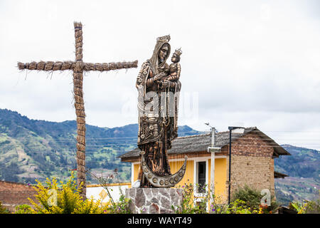 TURMEQUE, COLOMBIA - agosto, 2019: la statua della Vergine Maria e Gesù di fronte alla cappella di Nostra Signora del Rosario di un antica chiesa di Turmeque cit Foto Stock