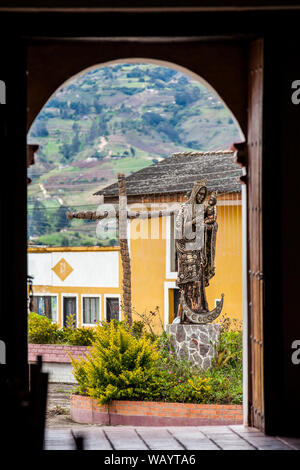 TURMEQUE, COLOMBIA - agosto, 2019: la statua della Vergine Maria e Gesù di fronte alla cappella di Nostra Signora del Rosario di un antica chiesa di Turmeque cit Foto Stock