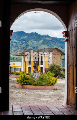 TURMEQUE, COLOMBIA - agosto, 2019: la statua della Vergine Maria e Gesù di fronte alla cappella di Nostra Signora del Rosario di un antica chiesa di Turmeque cit Foto Stock