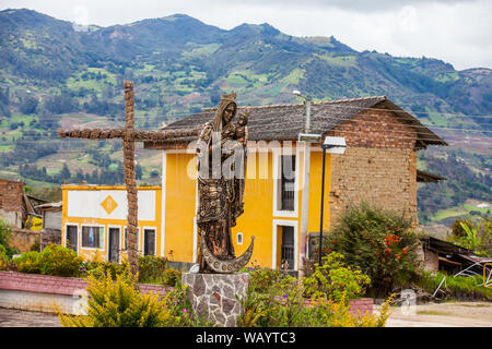 TURMEQUE, COLOMBIA - agosto, 2019: la statua della Vergine Maria e Gesù di fronte alla cappella di Nostra Signora del Rosario di un antica chiesa di Turmeque cit Foto Stock