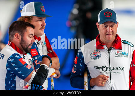 Raleigh, North Carolina, Stati Uniti d'America. Il 22 agosto, 2019. Agosto 22, 2019 Ã Raleigh, North Carolina, USA - JOHN LANDSTEINER, Matt Hamilton, e JOHN SHUSTER degli Stati Uniti in azione durante la notte di Curling in America al Raleigh Ice Plex. Notte di Curling in America in primo piano Membri dell'U.S. MenÃs olimpico medaglia d oro team dal 2018 Olimpiadi invernali in Corea del Sud degli Stati Uniti team womenÃs, nonché squadre provenienti da Italia, Giappone e Scozia, Agosto 22-24, 2019. Credito: Timothy L. Hale/ZUMA filo/Alamy Live News Foto Stock