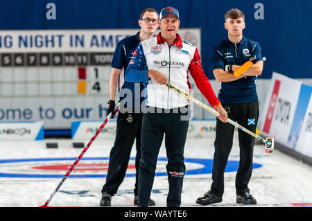 Raleigh, North Carolina, Stati Uniti d'America. Il 22 agosto, 2019. Agosto 22, 2019 Ã Raleigh, North Carolina, USA - JOHN SHUSTER degli Stati Uniti, ALASDAIR SCHREIBER e Mark Taylor della Scozia in azione durante la notte di Curling in America al Raleigh Ice Plex. Notte di Curling in America in primo piano Membri dell'U.S. MenÃs olimpico medaglia d oro team dal 2018 Olimpiadi invernali in Corea del Sud degli Stati Uniti team womenÃs, nonché squadre provenienti da Italia, Giappone e Scozia, Agosto 22-24, 2019. Credito: Timothy L. Hale/ZUMA filo/Alamy Live News Foto Stock