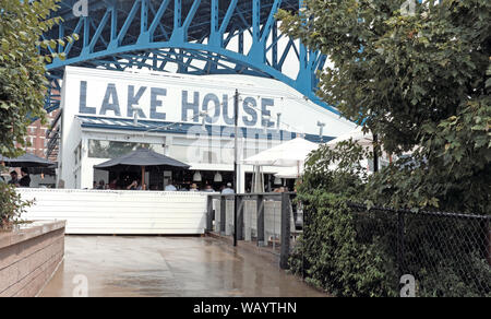 Il ristorante e bar Lindey's Lake House dopo una pioggia estiva pomeridiana nel quartiere Flats East Bank di Cleveland, Ohio, Stati Uniti. Foto Stock