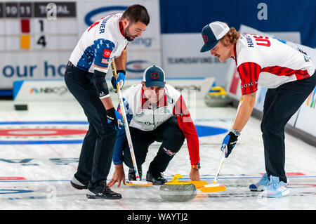 Raleigh, North Carolina, Stati Uniti d'America. Il 22 agosto, 2019. Agosto 22, 2019 Ã Raleigh, North Carolina, USA - JOHN LANDSTEINER, JOHN SHUSTER e Matt Hamilton degli Stati Uniti in azione durante la notte di Curling in America al Raleigh Ice Plex. Notte di Curling in America in primo piano Membri dell'U.S. MenÃs olimpico medaglia d oro team dal 2018 Olimpiadi invernali in Corea del Sud degli Stati Uniti team womenÃs, nonché squadre provenienti da Italia, Giappone e Scozia, Agosto 22-24, 2019. Credito: Timothy L. Hale/ZUMA filo/Alamy Live News Foto Stock